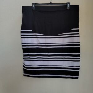 Belle & Sky Maternity skirt